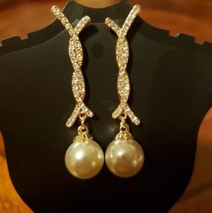 RHINESTONE earring with pearls.